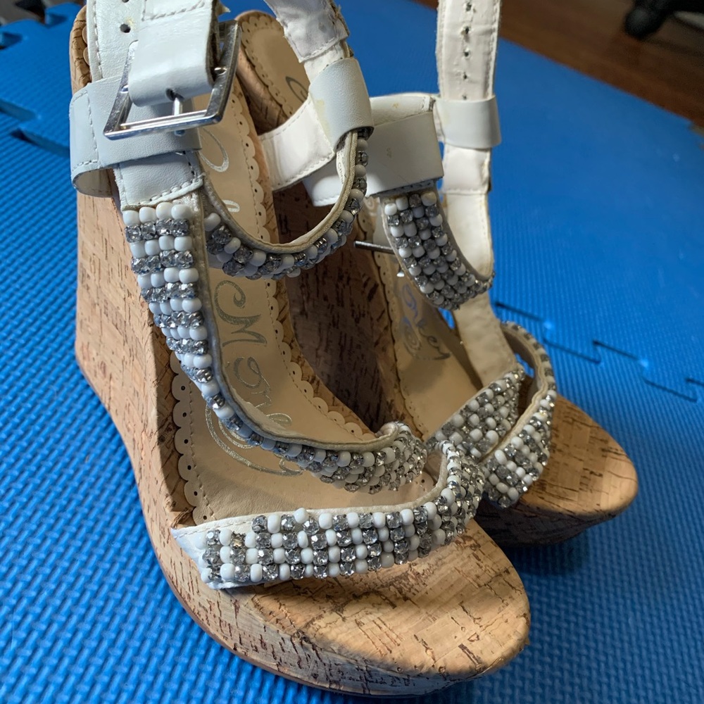 Wedge heels. Buckle brand.